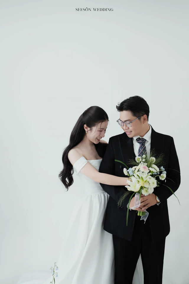 Ảnh cưới Studio nền sáng & hoa loa kèn tại Studio SeesonWedding, TP.HCM — Châu & Huyền — Studio Hoa, SeesonWedding (ảnh 29/38)