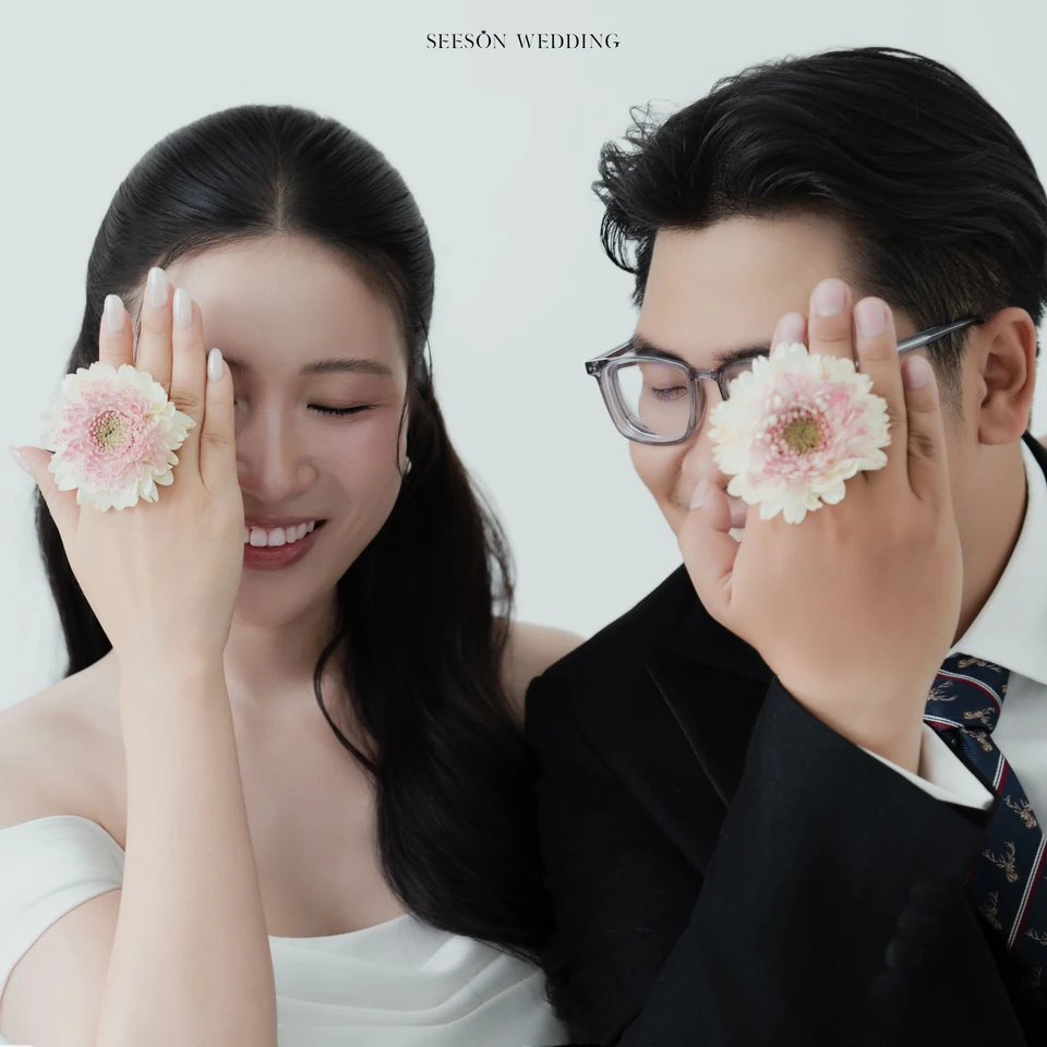 Ảnh cưới Studio nền sáng & hoa loa kèn tại Studio SeesonWedding, TP.HCM — Châu & Huyền — Studio Hoa, SeesonWedding (ảnh 30/38)