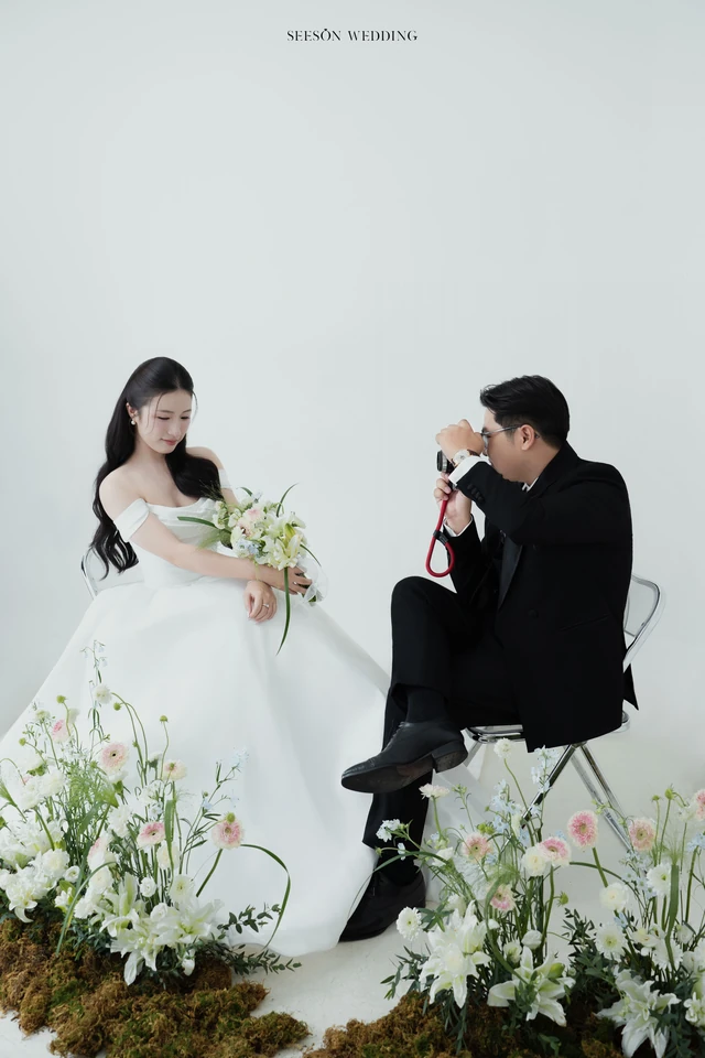 Ảnh cưới Studio nền sáng & hoa loa kèn tại Studio SeesonWedding, TP.HCM — Châu & Huyền — Studio Hoa, SeesonWedding (ảnh 36/38)