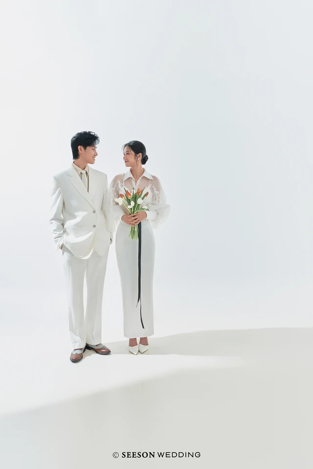 Ảnh cưới Tối giản, nền trắng, hoa tulip tại Studio SeesonWedding, TP.HCM — Studio — Trắng & Tulip, SeesonWedding (ảnh 1/16)