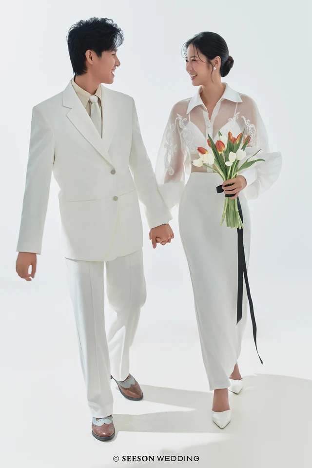 Ảnh cưới Tối giản, nền trắng, hoa tulip tại Studio SeesonWedding, TP.HCM — Studio — Trắng & Tulip, SeesonWedding (ảnh 2/16)