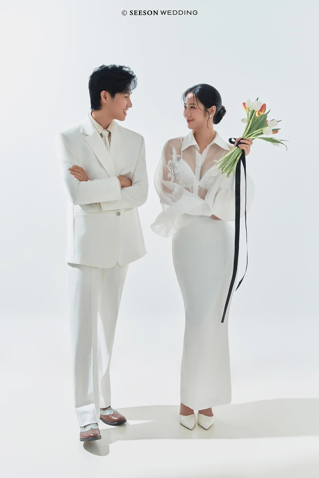 Ảnh cưới Tối giản, nền trắng, hoa tulip tại Studio SeesonWedding, TP.HCM — Studio — Trắng & Tulip, SeesonWedding (ảnh 4/16)