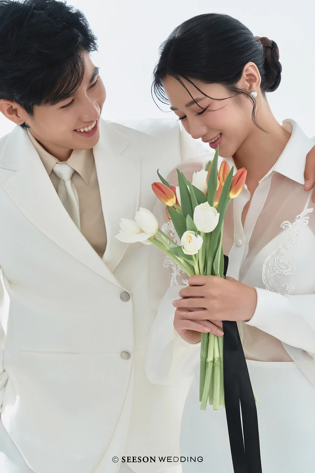 Ảnh cưới Tối giản, nền trắng, hoa tulip tại Studio SeesonWedding, TP.HCM — Studio — Trắng & Tulip, SeesonWedding (ảnh 5/16)