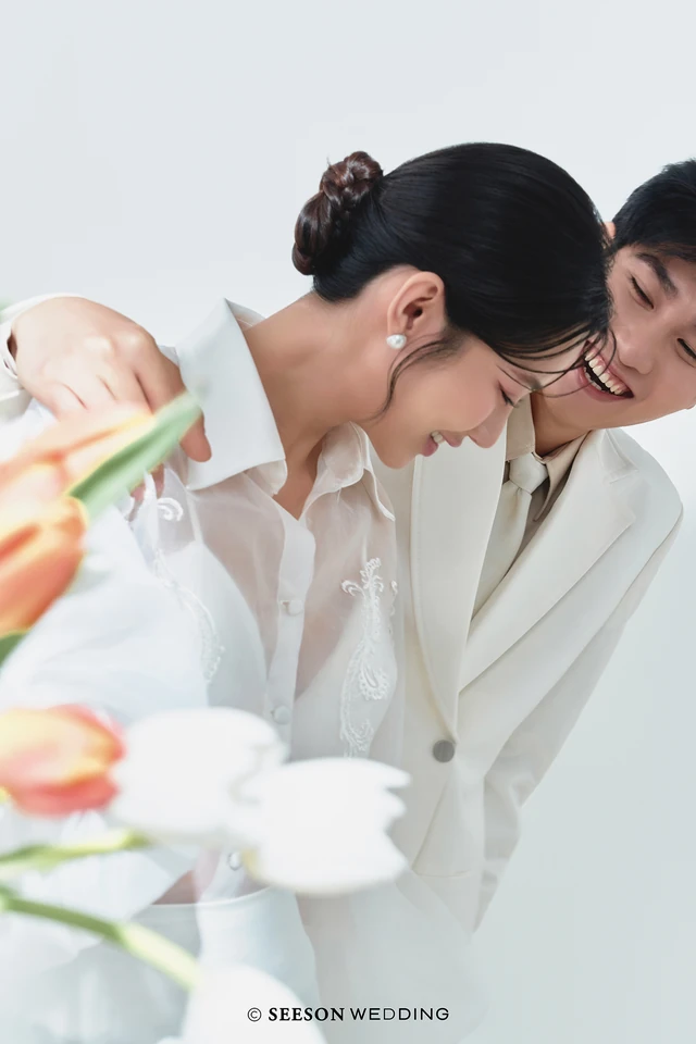 Ảnh cưới Tối giản, nền trắng, hoa tulip tại Studio SeesonWedding, TP.HCM — Studio — Trắng & Tulip, SeesonWedding (ảnh 9/16)