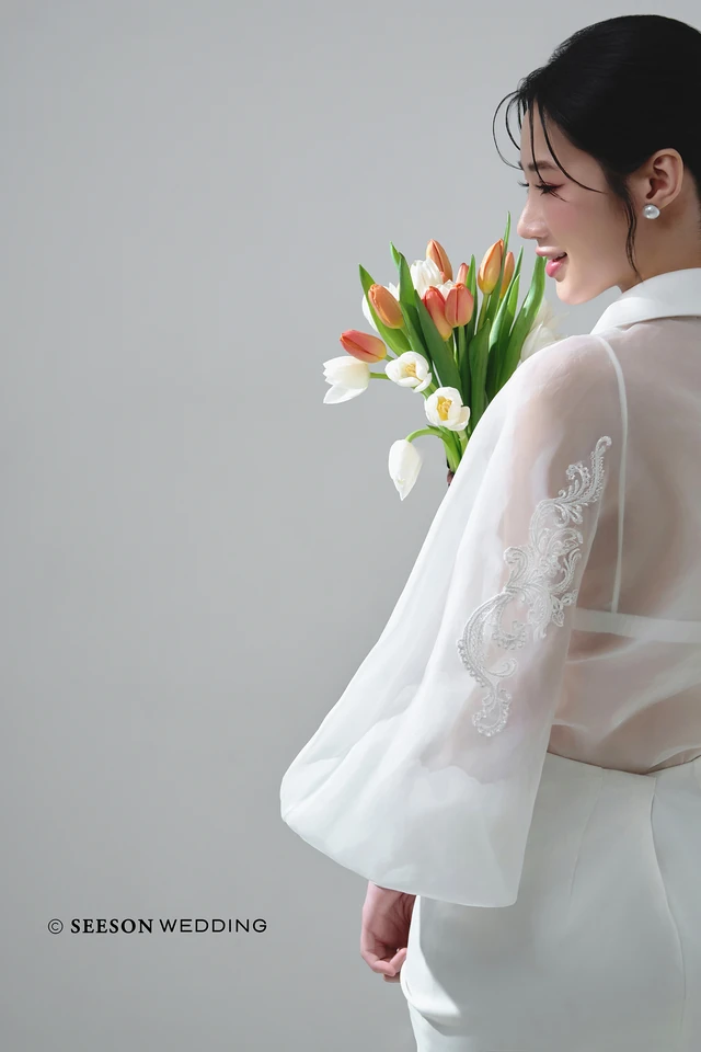 Ảnh cưới Tối giản, nền trắng, hoa tulip tại Studio SeesonWedding, TP.HCM — Studio — Trắng & Tulip, SeesonWedding (ảnh 10/16)