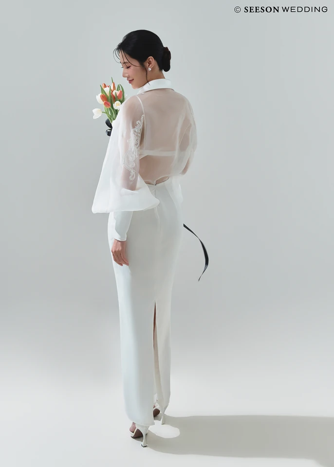 Ảnh cưới Tối giản, nền trắng, hoa tulip tại Studio SeesonWedding, TP.HCM — Studio — Trắng & Tulip, SeesonWedding (ảnh 11/16)