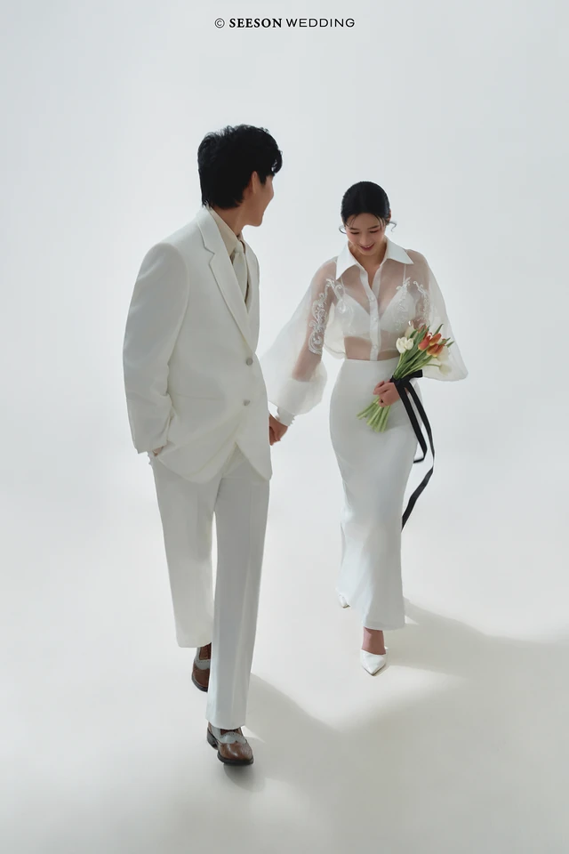 Ảnh cưới Tối giản, nền trắng, hoa tulip tại Studio SeesonWedding, TP.HCM — Studio — Trắng & Tulip, SeesonWedding (ảnh 12/16)