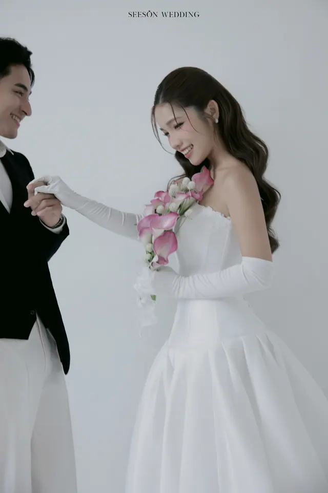 Ảnh cưới Nền trắng, calla hồng & găng tay satin tại Studio Seeson, TP.HCM — Studio — Calla Hồng & Găng Tay Satin, SeesonWedding (ảnh 3/59)