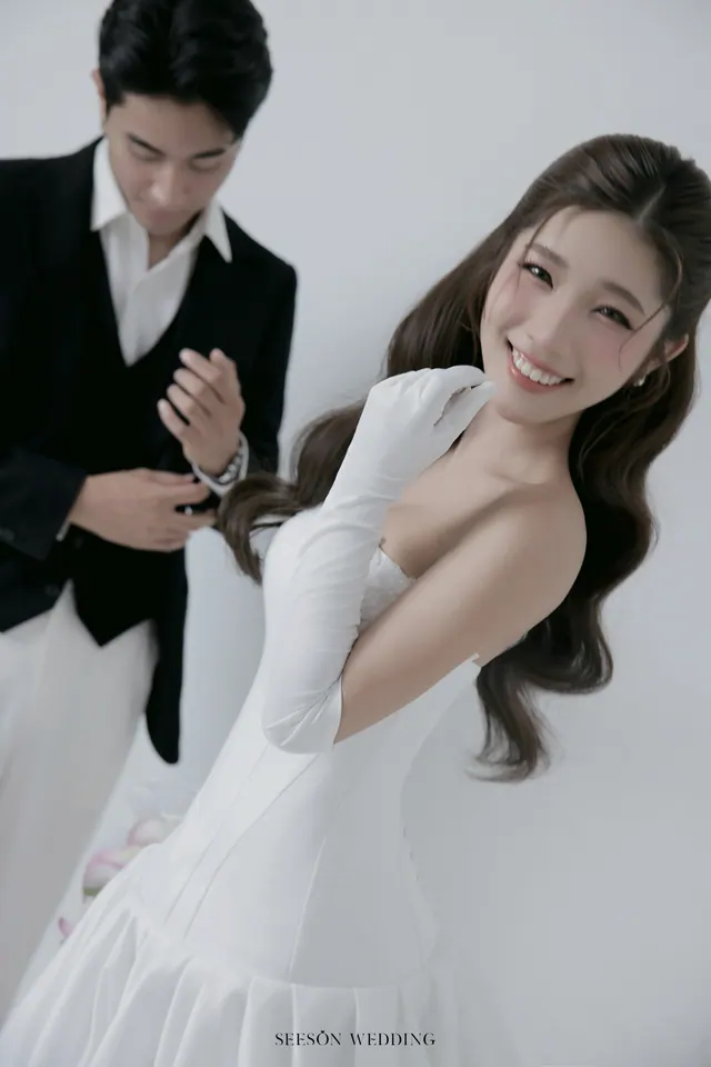Ảnh cưới Nền trắng, calla hồng & găng tay satin tại Studio Seeson, TP.HCM — Studio — Calla Hồng & Găng Tay Satin, SeesonWedding (ảnh 5/59)