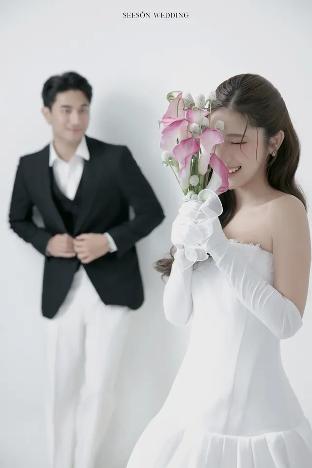 Ảnh cưới Nền trắng, calla hồng & găng tay satin tại Studio Seeson, TP.HCM — Studio — Calla Hồng & Găng Tay Satin, SeesonWedding (ảnh 13/59)