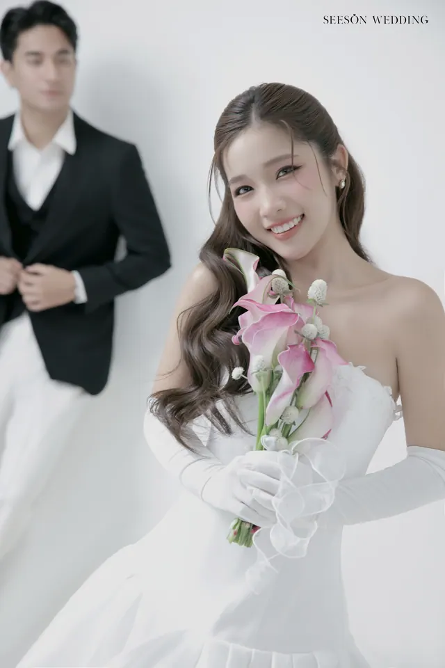 Ảnh cưới Nền trắng, calla hồng & găng tay satin tại Studio Seeson, TP.HCM — Studio — Calla Hồng & Găng Tay Satin, SeesonWedding (ảnh 14/59)