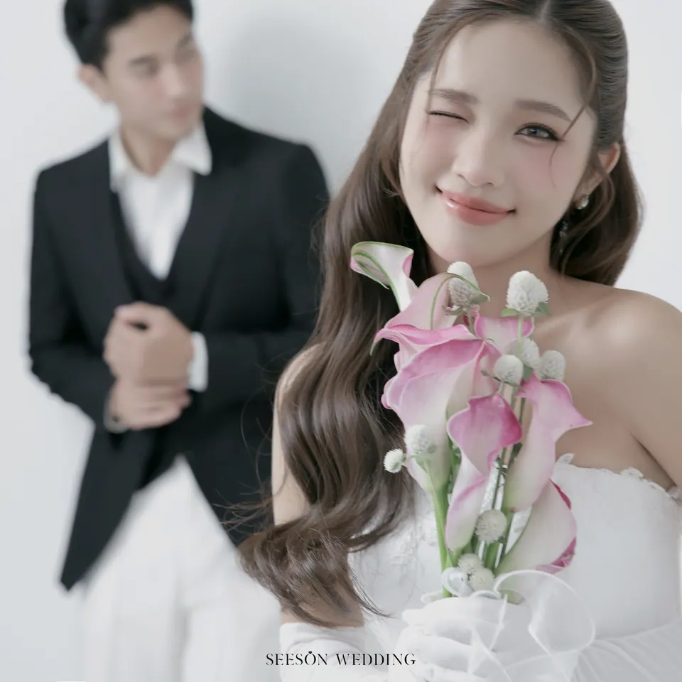 Ảnh cưới Nền trắng, calla hồng & găng tay satin tại Studio Seeson, TP.HCM — Studio — Calla Hồng & Găng Tay Satin, SeesonWedding (ảnh 15/59)