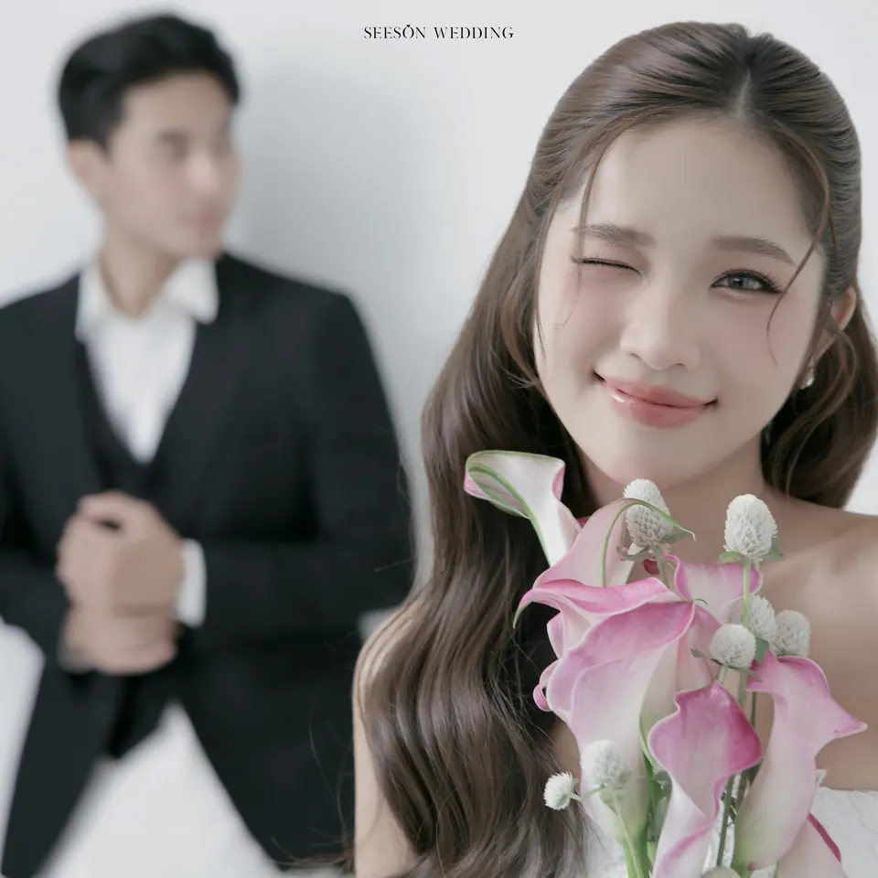 Ảnh cưới Nền trắng, calla hồng & găng tay satin tại Studio Seeson, TP.HCM — Studio — Calla Hồng & Găng Tay Satin, SeesonWedding (ảnh 16/59)