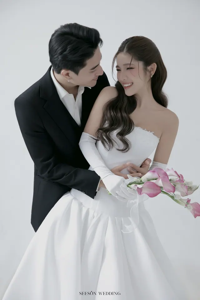 Ảnh cưới Nền trắng, calla hồng & găng tay satin tại Studio Seeson, TP.HCM — Studio — Calla Hồng & Găng Tay Satin, SeesonWedding (ảnh 18/59)
