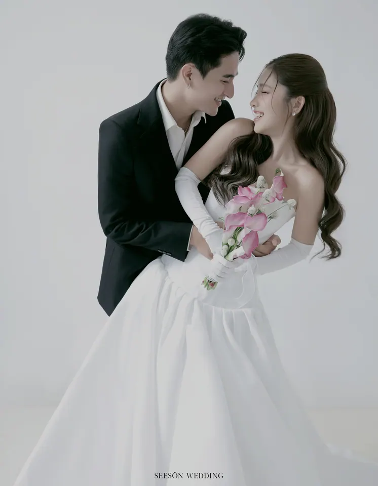 Ảnh cưới Nền trắng, calla hồng & găng tay satin tại Studio Seeson, TP.HCM — Studio — Calla Hồng & Găng Tay Satin, SeesonWedding (ảnh 19/59)