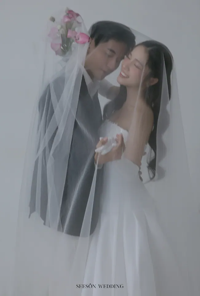 Ảnh cưới Nền trắng, calla hồng & găng tay satin tại Studio Seeson, TP.HCM — Studio — Calla Hồng & Găng Tay Satin, SeesonWedding (ảnh 21/59)