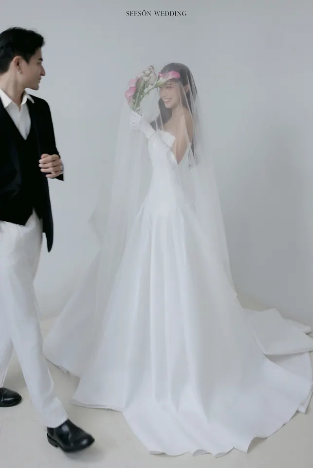 Ảnh cưới Nền trắng, calla hồng & găng tay satin tại Studio Seeson, TP.HCM — Studio — Calla Hồng & Găng Tay Satin, SeesonWedding (ảnh 22/59)
