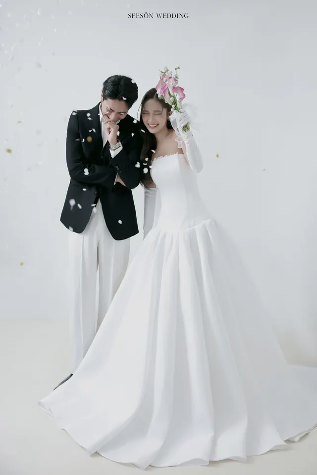 Ảnh cưới Nền trắng, calla hồng & găng tay satin tại Studio Seeson, TP.HCM — Studio — Calla Hồng & Găng Tay Satin, SeesonWedding (ảnh 23/59)