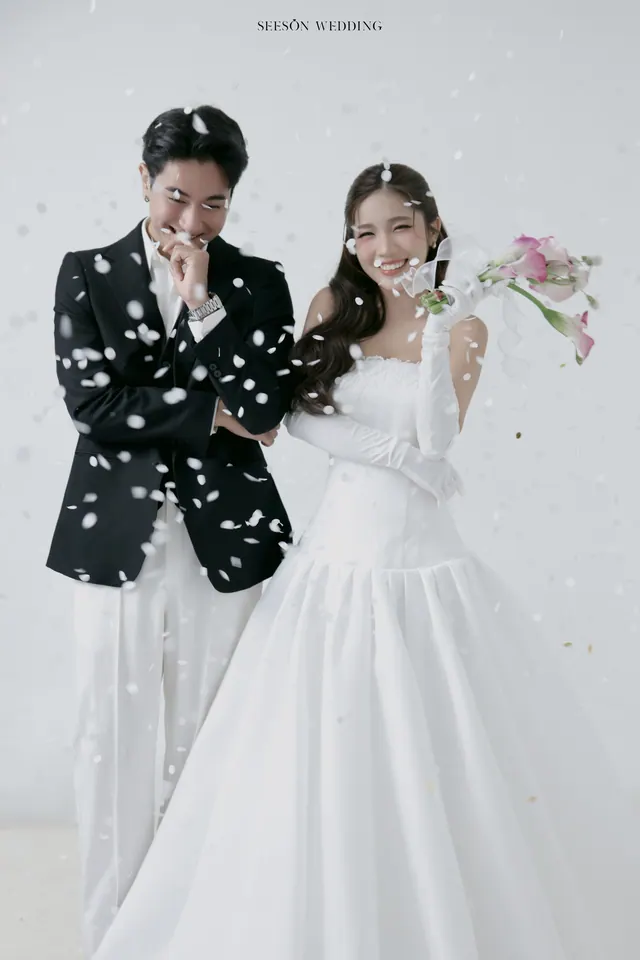 Ảnh cưới Nền trắng, calla hồng & găng tay satin tại Studio Seeson, TP.HCM — Studio — Calla Hồng & Găng Tay Satin, SeesonWedding (ảnh 25/59)