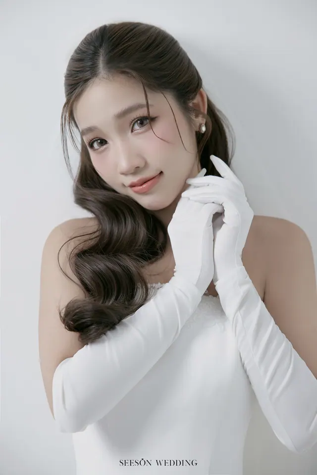 Ảnh cưới Nền trắng, calla hồng & găng tay satin tại Studio Seeson, TP.HCM — Studio — Calla Hồng & Găng Tay Satin, SeesonWedding (ảnh 28/59)