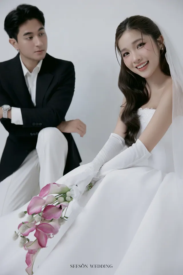 Ảnh cưới Nền trắng, calla hồng & găng tay satin tại Studio Seeson, TP.HCM — Studio — Calla Hồng & Găng Tay Satin, SeesonWedding (ảnh 31/59)