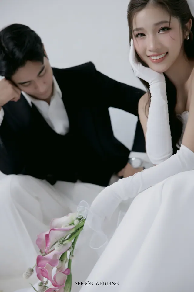 Ảnh cưới Nền trắng, calla hồng & găng tay satin tại Studio Seeson, TP.HCM — Studio — Calla Hồng & Găng Tay Satin, SeesonWedding (ảnh 32/59)