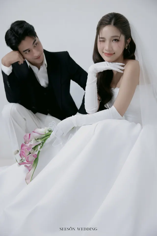 Ảnh cưới Nền trắng, calla hồng & găng tay satin tại Studio Seeson, TP.HCM — Studio — Calla Hồng & Găng Tay Satin, SeesonWedding (ảnh 33/59)