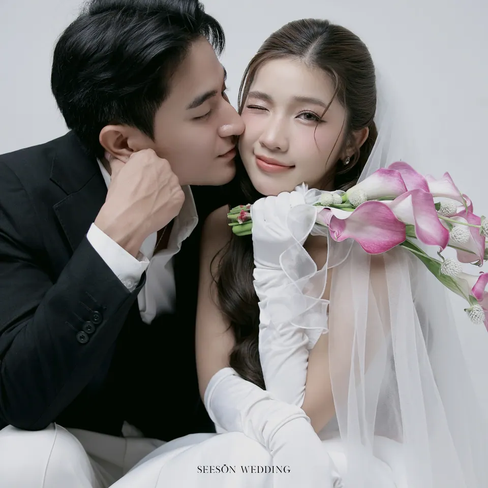 Ảnh cưới Nền trắng, calla hồng & găng tay satin tại Studio Seeson, TP.HCM — Studio — Calla Hồng & Găng Tay Satin, SeesonWedding (ảnh 37/59)