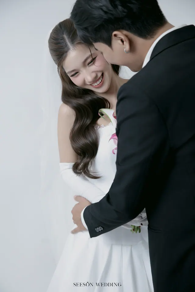 Ảnh cưới Nền trắng, calla hồng & găng tay satin tại Studio Seeson, TP.HCM — Studio — Calla Hồng & Găng Tay Satin, SeesonWedding (ảnh 44/59)