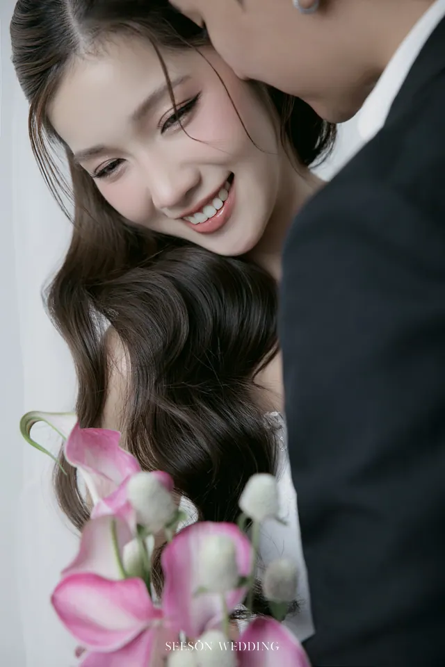 Ảnh cưới Nền trắng, calla hồng & găng tay satin tại Studio Seeson, TP.HCM — Studio — Calla Hồng & Găng Tay Satin, SeesonWedding (ảnh 47/59)