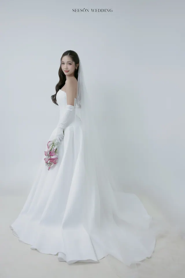 Ảnh cưới Nền trắng, calla hồng & găng tay satin tại Studio Seeson, TP.HCM — Studio — Calla Hồng & Găng Tay Satin, SeesonWedding (ảnh 51/59)