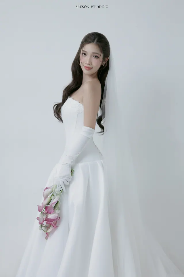 Ảnh cưới Nền trắng, calla hồng & găng tay satin tại Studio Seeson, TP.HCM — Studio — Calla Hồng & Găng Tay Satin, SeesonWedding (ảnh 53/59)