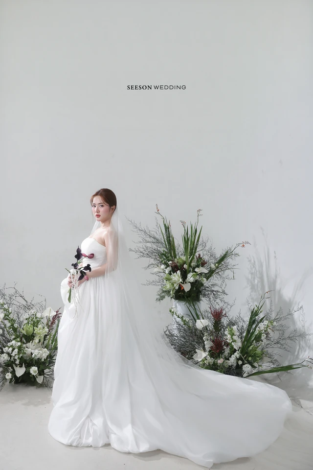 Ảnh cưới Nền sáng & hoa trắng tại Studio SeesonWedding, TP.HCM — Studio — Concept Hoa, SeesonWedding (ảnh 1/29)