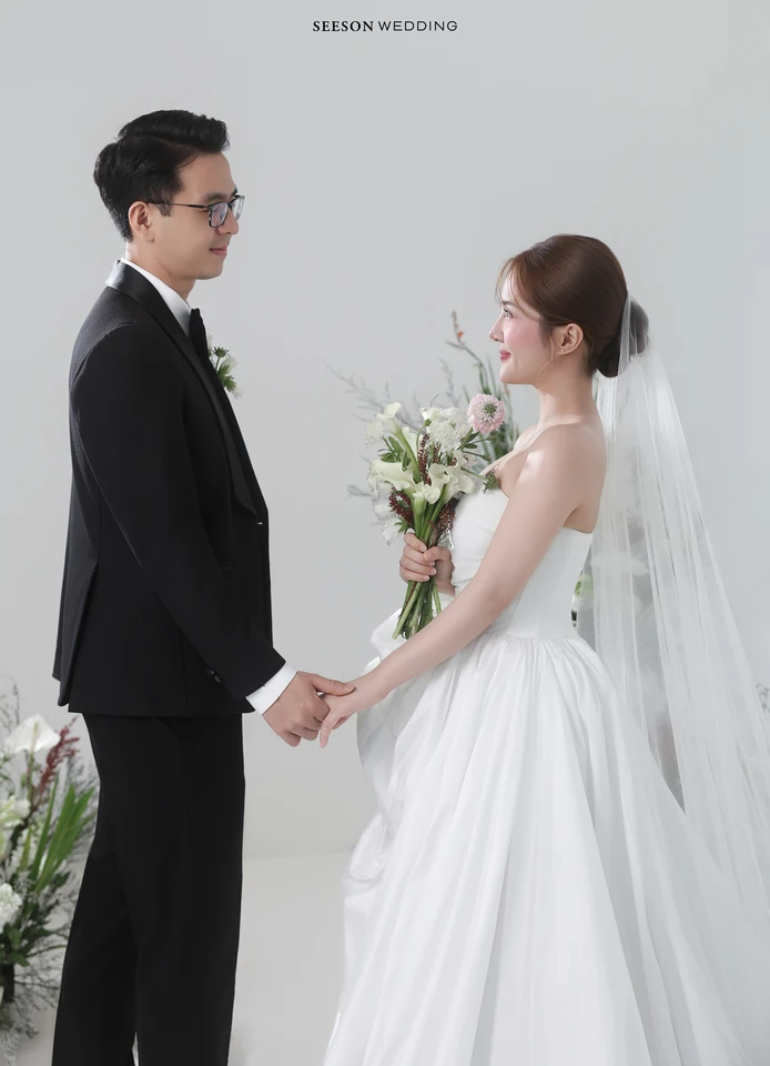 Ảnh cưới Nền sáng & hoa trắng tại Studio SeesonWedding, TP.HCM — Studio — Concept Hoa, SeesonWedding (ảnh 6/29)