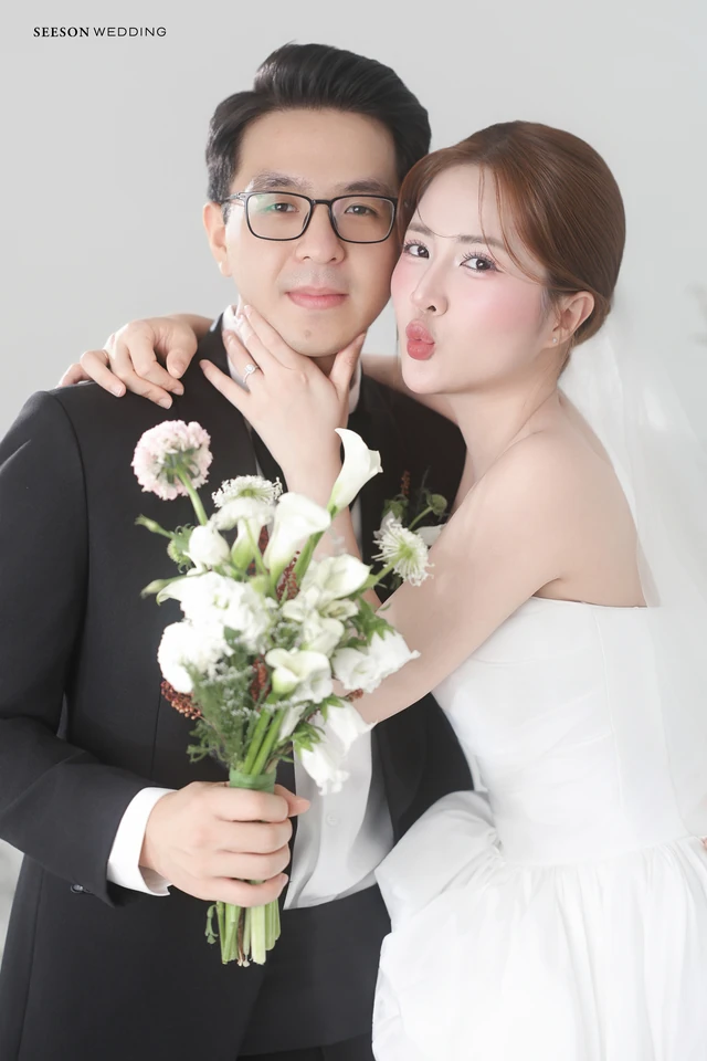 Ảnh cưới Nền sáng & hoa trắng tại Studio SeesonWedding, TP.HCM — Studio — Concept Hoa, SeesonWedding (ảnh 17/29)