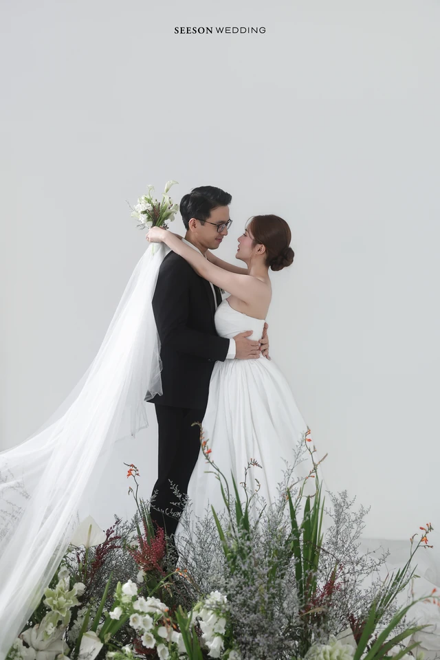 Ảnh cưới Nền sáng & hoa trắng tại Studio SeesonWedding, TP.HCM — Studio — Concept Hoa, SeesonWedding (ảnh 26/29)