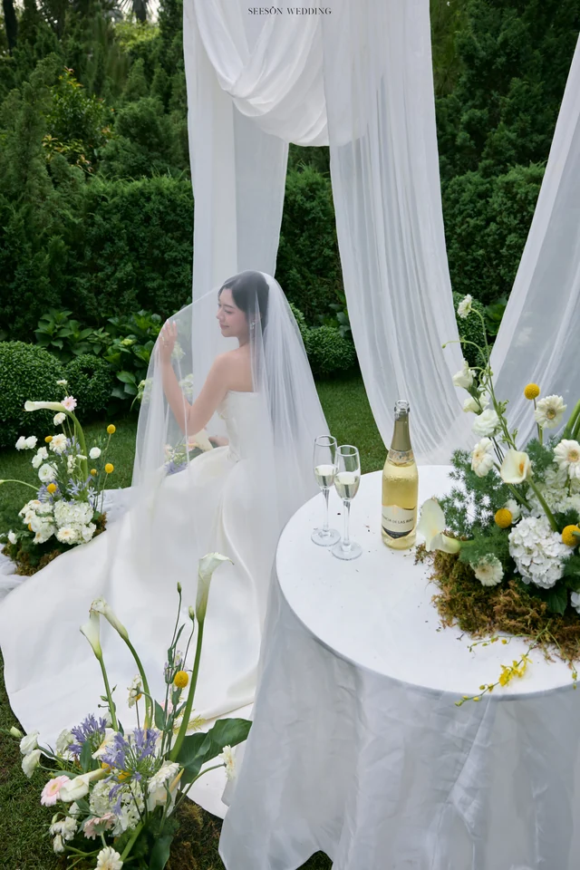 Ảnh cưới Vườn hoa tươi & lụa trắng tại Phim trường Vũ Garden, TP.HCM — Vũ Garden — Concept Hoa Tươi, SeesonWedding (ảnh 10/26)