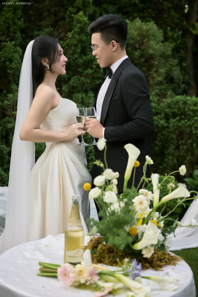 Ảnh cưới Vườn hoa tươi & lụa trắng tại Phim trường Vũ Garden, TP.HCM — Vũ Garden — Concept Hoa Tươi, SeesonWedding (ảnh 13/26)