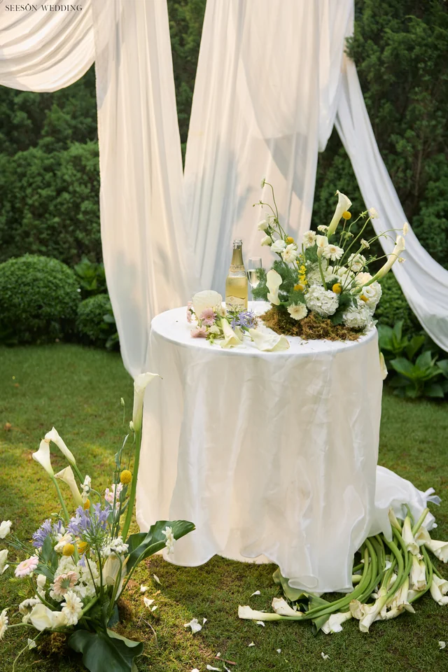 Ảnh cưới Vườn hoa tươi & lụa trắng tại Phim trường Vũ Garden, TP.HCM — Vũ Garden — Concept Hoa Tươi, SeesonWedding (ảnh 14/26)