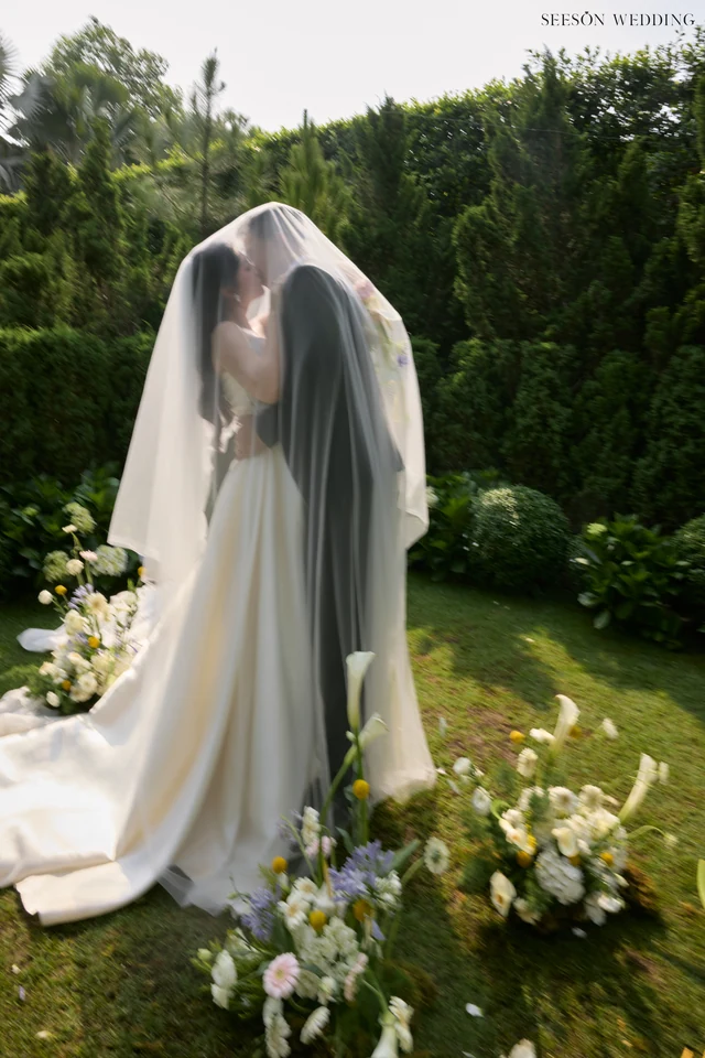 Ảnh cưới Vườn hoa tươi & lụa trắng tại Phim trường Vũ Garden, TP.HCM — Vũ Garden — Concept Hoa Tươi, SeesonWedding (ảnh 26/26)