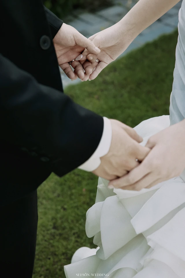 Ảnh cưới Trắng đen & chi tiết tại Phim trường Vũ Garden, TP.HCM — Vũ Garden — Trắng Đen, SeesonWedding (ảnh 4/9)