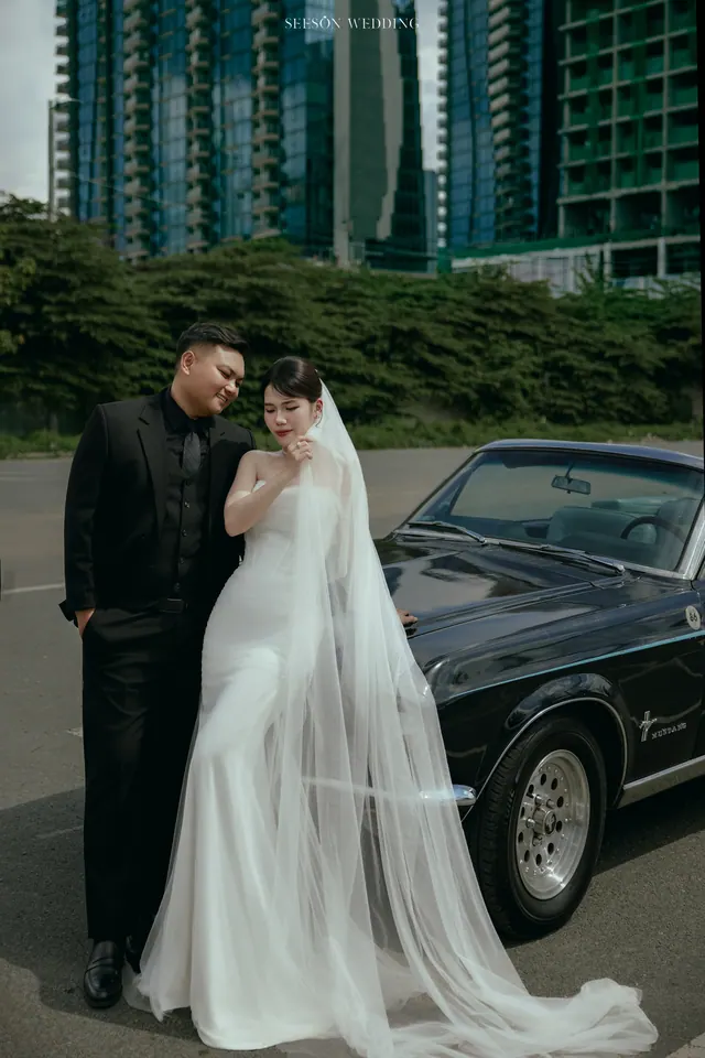 Ảnh cưới Xe cổ Mustang & tòa nhà kính tại Khu phố hiện đại, TP.HCM — Xe Cổ Mustang — Phố Hiện Đại, SeesonWedding (ảnh 16/17)