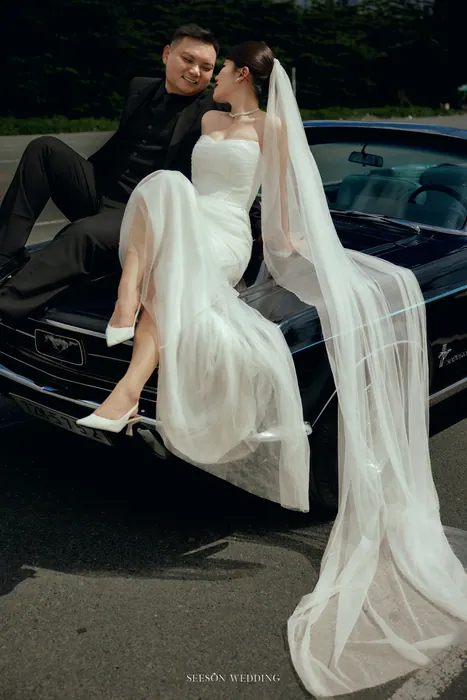 Xe Cổ Mustang — Phố Hiện Đại — chụp ảnh cưới Khu phố hiện đại, TP.HCM bởi SeesonWedding