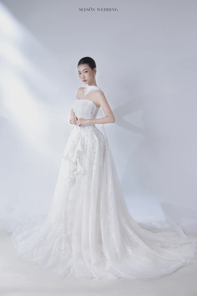 Váy cưới Lys LM-01 — Ren mỏng · cổ illusion — SeesonWedding TP.HCM (ảnh 1/3)