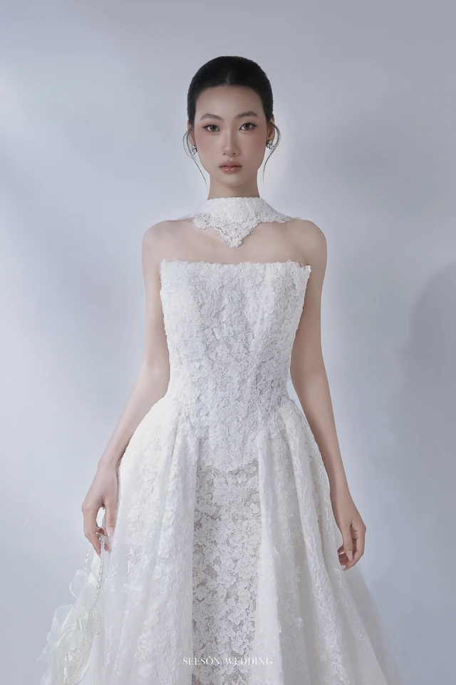 Váy cưới Lys LM-01 — Ren mỏng · cổ illusion — SeesonWedding TP.HCM (ảnh 3/3)