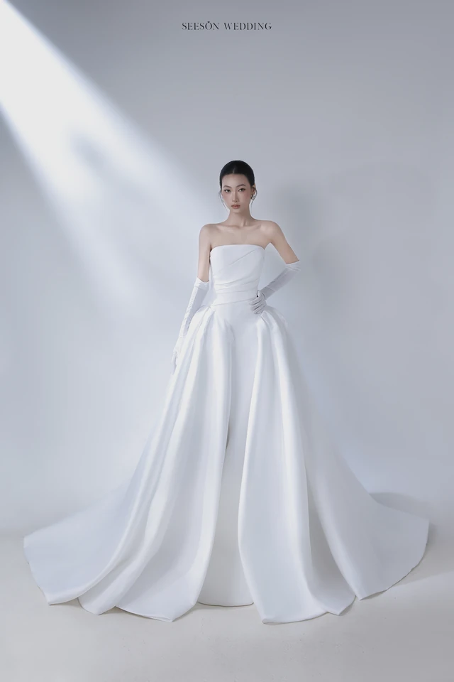 Váy cưới Aurore LM-02 — Satin trơn · cúp ngang · găng dài — SeesonWedding TP.HCM (ảnh 1/5)