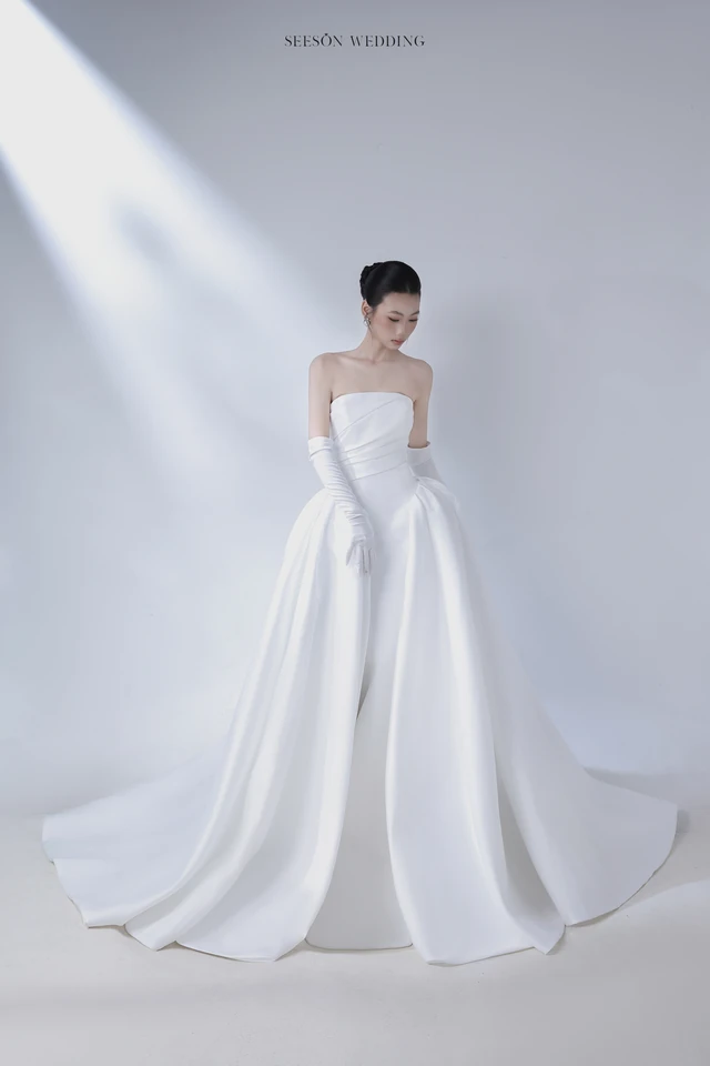 Váy cưới Aurore LM-02 — Satin trơn · cúp ngang · găng dài — SeesonWedding TP.HCM (ảnh 2/5)