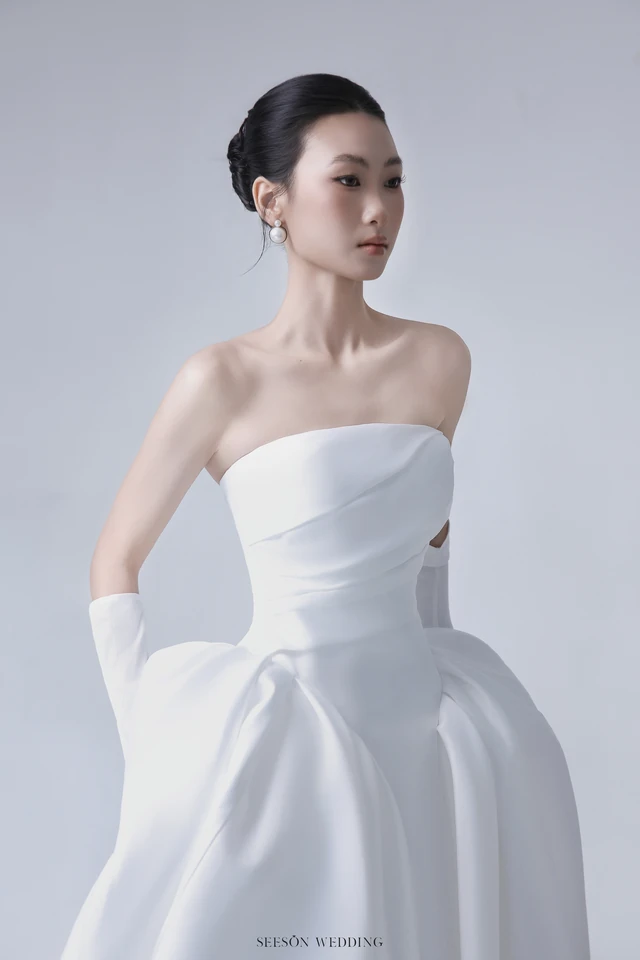 Váy cưới Aurore LM-02 — Satin trơn · cúp ngang · găng dài — SeesonWedding TP.HCM (ảnh 5/5)