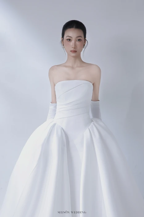 Váy cưới Aurore (LM-02) — Satin trơn · cúp ngang · găng dài — SeesonWedding TP.HCM