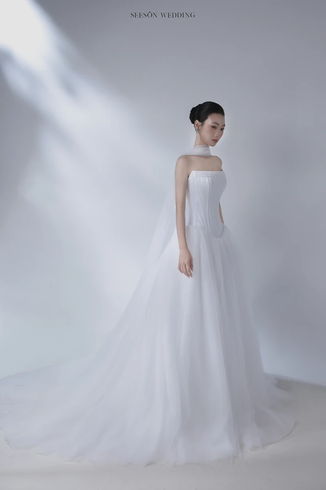 Váy cưới Brume LM-03 — Voan xếp li · khăn quàng voan — SeesonWedding TP.HCM (ảnh 2/5)